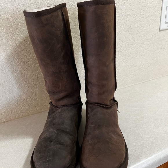 Woman’s UGG Size 9 tall boot in brown leather
These are in very good condition. - Picture 6 of 6